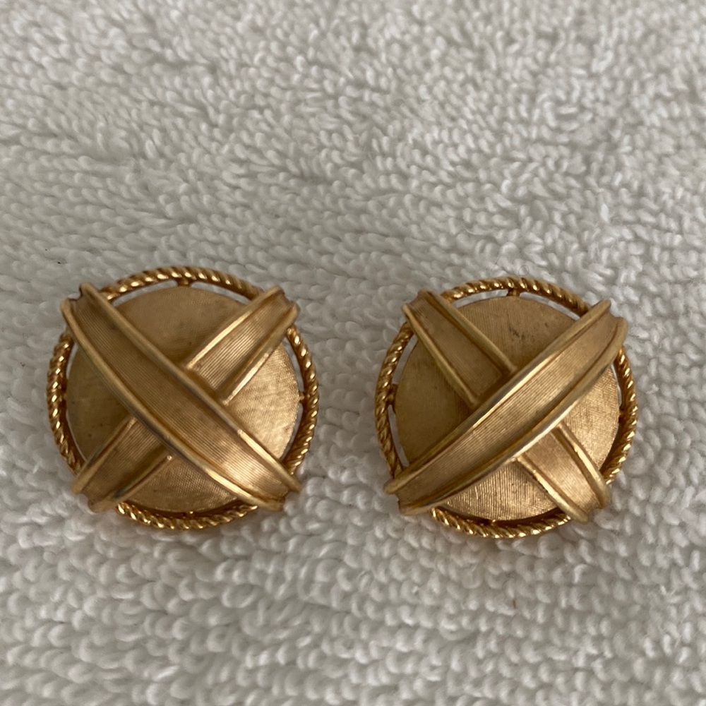 Vintage Crown Trifari Gold Tone Clip On Earrings